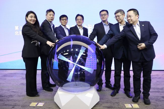 罗贝托与巴萨的合同到明夏到期，后者目前还未开出续约报价，球员的意愿是留在巴萨，他已经告诉经纪人在明年4月或5月前不去听取其它球队的报价。
